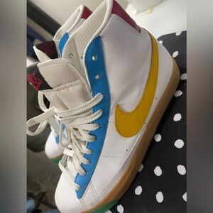 Vintage Nike hi-tops from there 90’s. Excellent condition. Size 10 women’s
